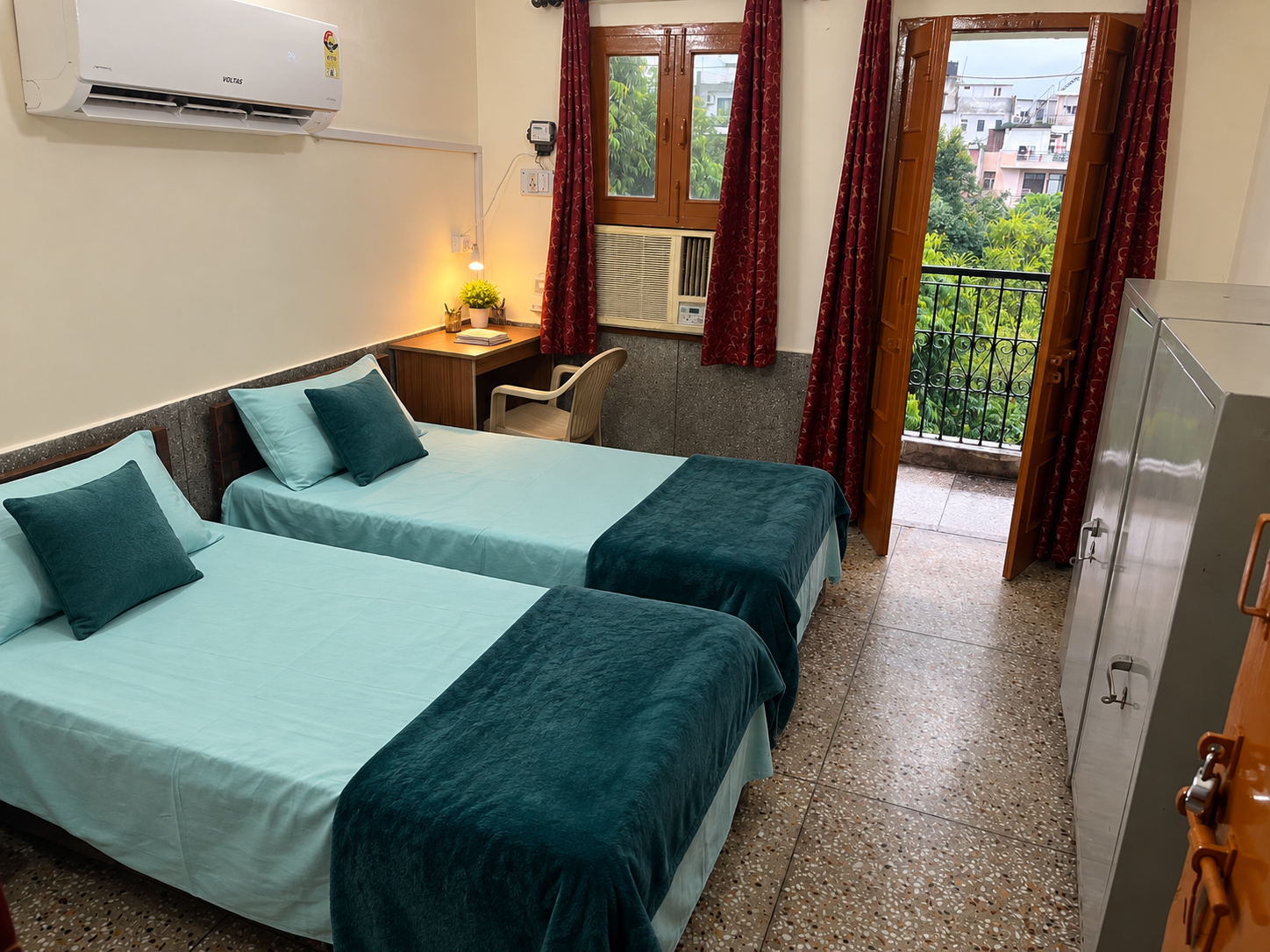 Comfortable furnished room with AC feel